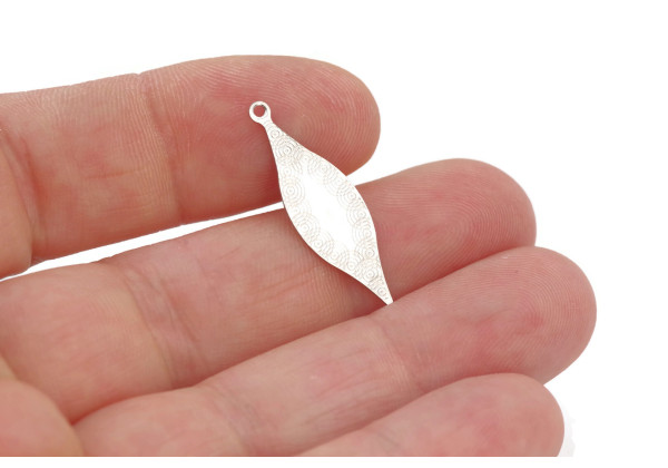 10 breloques feuille gravées – Acier inox 304 – 27×8 mm