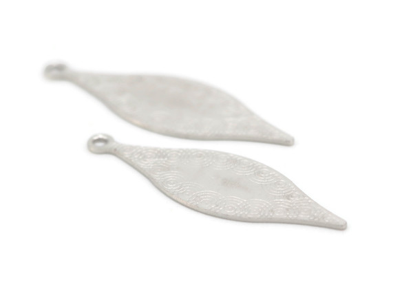 10 breloques feuille gravées – Acier inox 304 – 27×8 mm