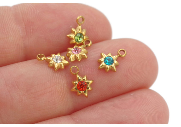 Mini breloque étoile ou fleur – Acier inox doré – 8x6 mm – avec strass