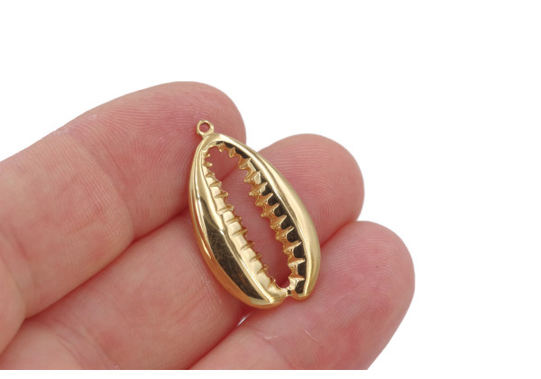 Breloque cauri doré 27 mm – Acier inox PVD pour bijoux DIY été
