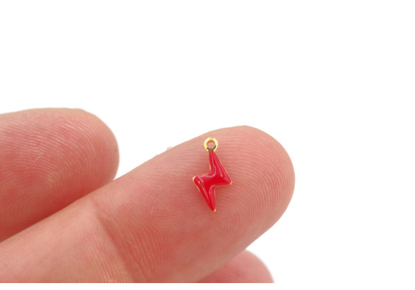 Mini breloque éclair rouge – Émail doré – Bijoux DIY colorés