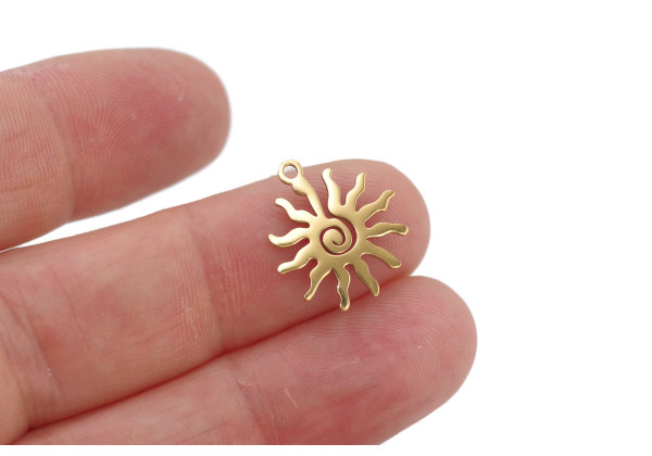 Charm soleil ajouré doré – Acier inox 304 – 17 mm – Bijoux DIY été