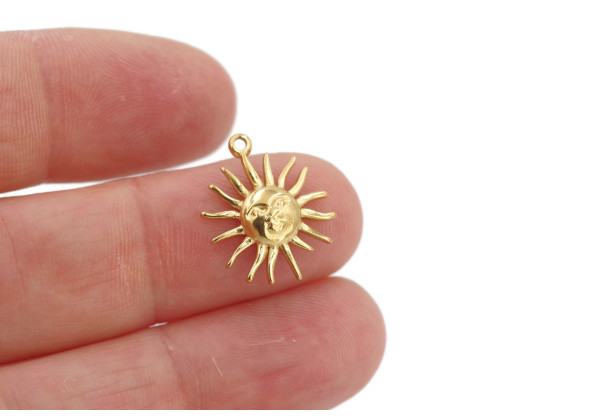 Charm soleil visage – Acier inox doré – Breloque 18 mm à l’unité