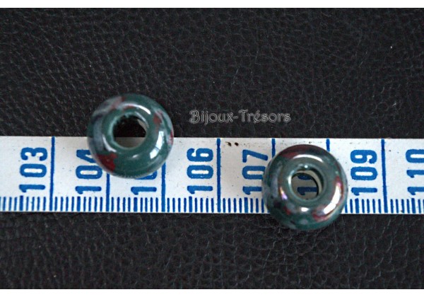 4 Perles en porcelaine 15x10 mm - Trou : 6 mm - Couleur Vert tacheté rouge, blanc et noir