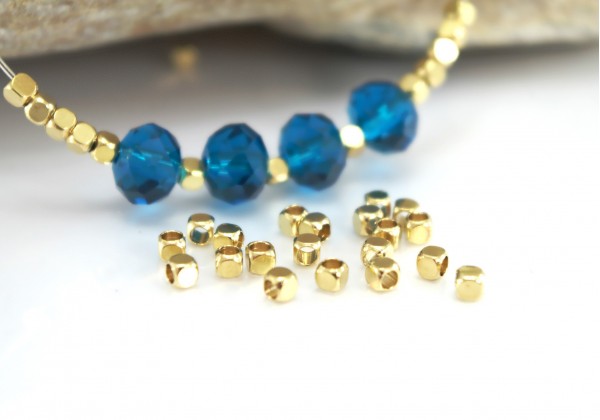 30 Perles Cubes en Métal - 2.5 x 2.5 mm - Trou : 1.5 mm - Couleur Or / Doré