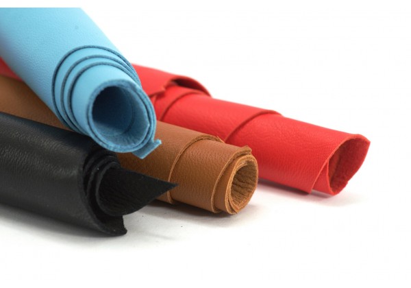 Chutes de cuir satiné